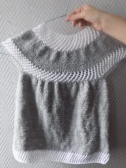 Robe Pour Bébé , Fait Main Au Tricot ,coloris Gris Et Blanc , Taille 12/15 Mois.
