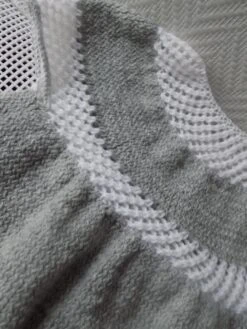 Robe Pour Bébé , Fait Main Au Tricot ,coloris Gris Et Blanc , Taille 12/15 Mois. -Éclat Boutique product 605dd3260ca4a 3