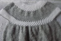 Robe Pour Bébé , Fait Main Au Tricot ,coloris Gris Et Blanc , Taille 12/15 Mois. -Éclat Boutique product 605dd3260ca4a 4