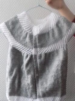 Robe Pour Bébé , Fait Main Au Tricot ,coloris Gris Et Blanc , Taille 12/15 Mois. -Éclat Boutique product 605dd3260ca4a 5