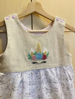 Robe Enfant Lin Et Coton Brodée Licorne -Éclat Boutique product 623f7c6d05334 2