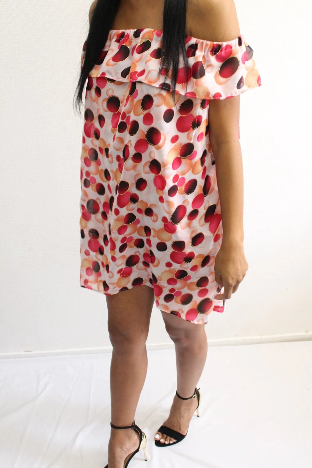 Haut Long, Robe, Blouse, Top, Tunique Motifs Bulles Encolure Bardot, épaules Dénudées Avec Un Volant, Plage 2 Haut Long, Robe, Blouse, Top, Tunique Motifs Bulles Encolure Bardot, épaules Dénudées Avec Un Volant, Plage – Image 2