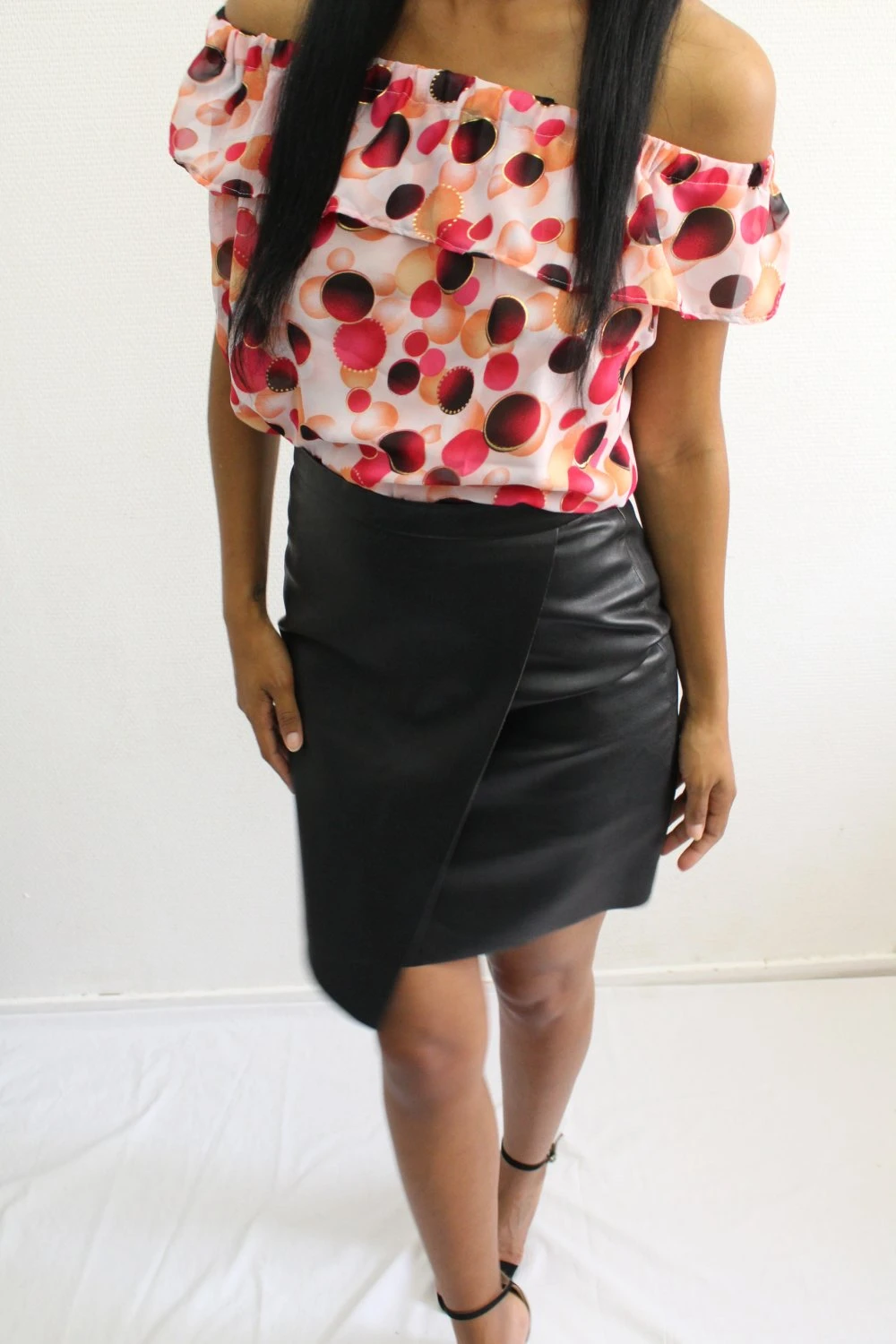 Haut Long, Robe, Blouse, Top, Tunique Motifs Bulles Encolure Bardot, épaules Dénudées Avec Un Volant, Plage 3 Haut Long, Robe, Blouse, Top, Tunique Motifs Bulles Encolure Bardot, épaules Dénudées Avec Un Volant, Plage – Image 3