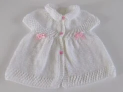 Robe Bébé Tricotée Main , Coloris Blanc Noeuds Et Boutons Roses , Taille 3/6 Mois.