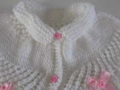 Robe Bébé Tricotée Main , Coloris Blanc Noeuds Et Boutons Roses , Taille 3/6 Mois. -Éclat Boutique product 62ecbe3796d11 7