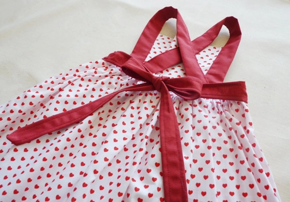 Robe Vintage Rouge Et Blanche Tablier à Cœurs 4 Robe Vintage Rouge Et Blanche Tablier à Cœurs – Image 4