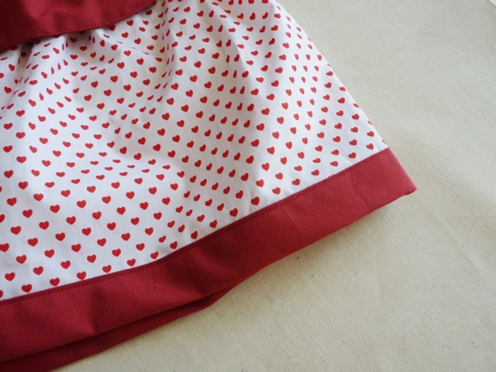 Robe Vintage Rouge Et Blanche Tablier à Cœurs 6 Robe Vintage Rouge Et Blanche Tablier à Cœurs – Image 6