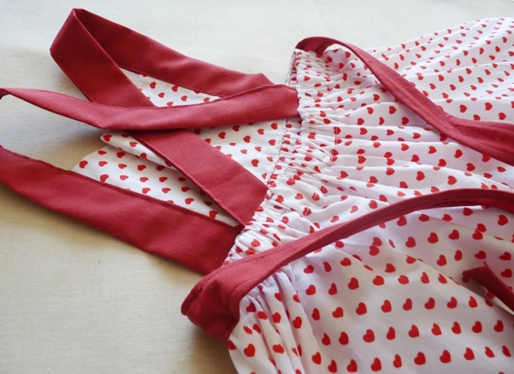 Robe Vintage Rouge Et Blanche Tablier à Cœurs 7 Robe Vintage Rouge Et Blanche Tablier à Cœurs – Image 7